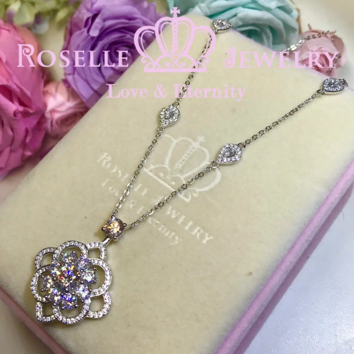 Luxury Floral Pendant Necklace - VN2